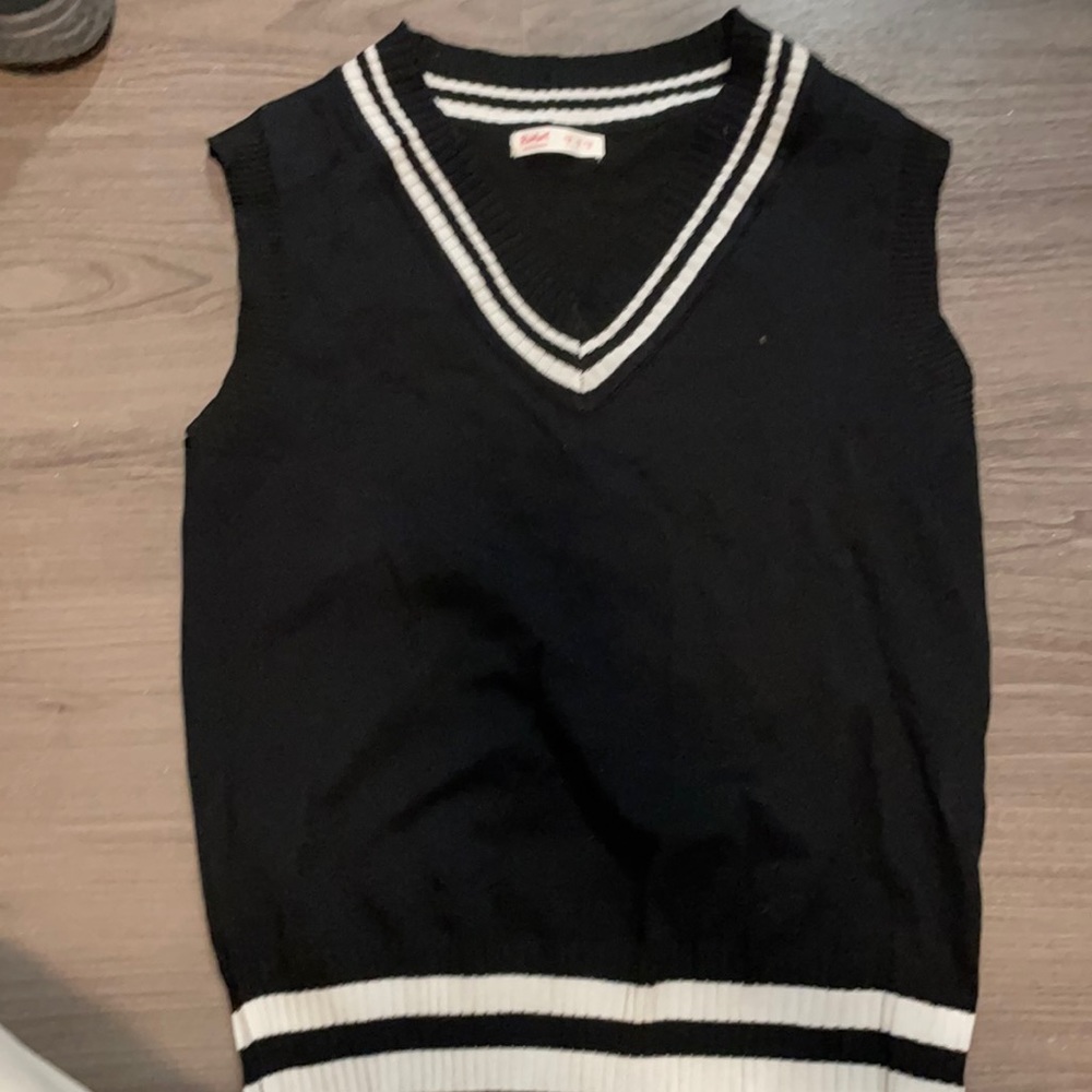 Romwe short sleeve sweater. Never worn before. Super soft